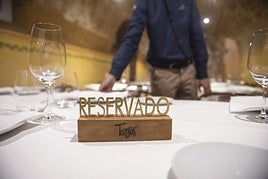 Cartel que informa de una mesa reservada en un restaurante de Segovia.