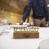 Cartel que informa de una mesa reservada en un restaurante de Segovia.