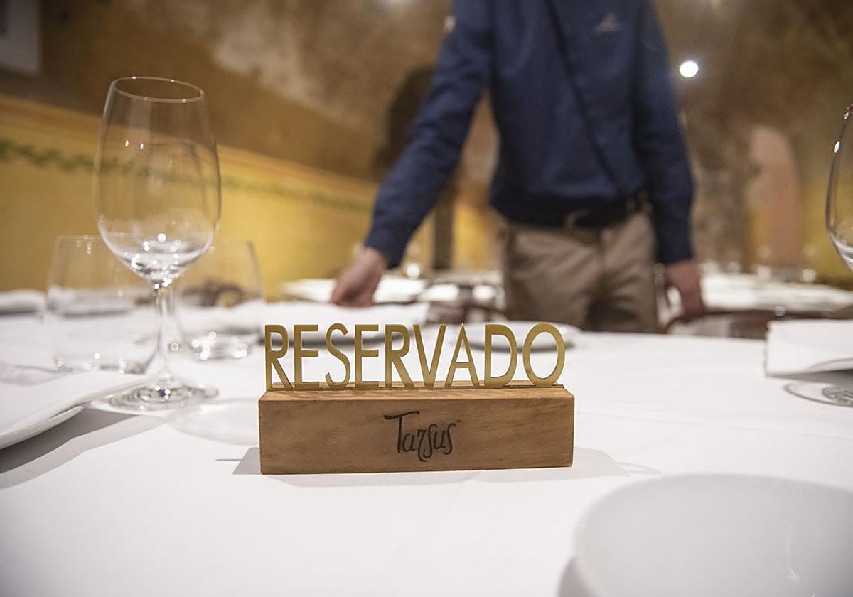Cartel que informa de una mesa reservada en un restaurante de Segovia.