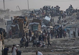 Palestinos huyen con sus pertenencias hacia el sur de la Franja de Gaza.