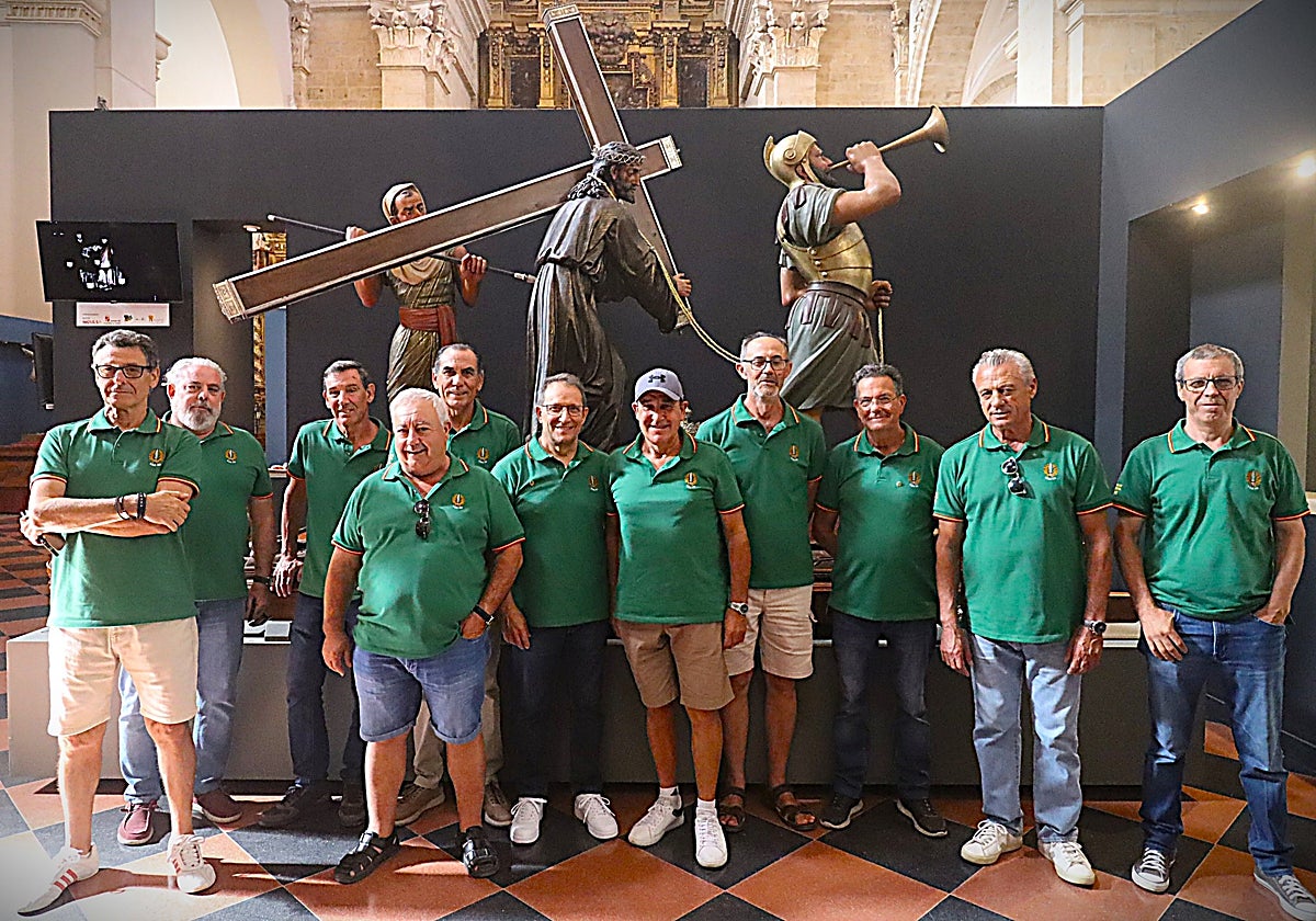 Los boinas verdes junto al paso del Nazareno de Santiago, del que es cofrade Jesús Sánchez