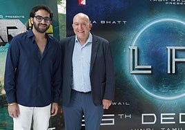 Rishabh Chopra y Jesús Julio Carnero, ante un cartel de la película Alpha.