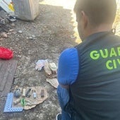 Un agente examina parte del material explosivo localizado.