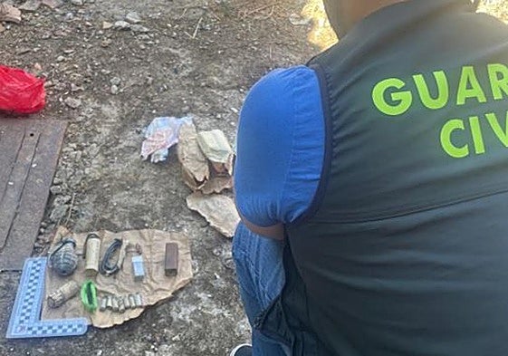 Un agente examina parte del material explosivo localizado.