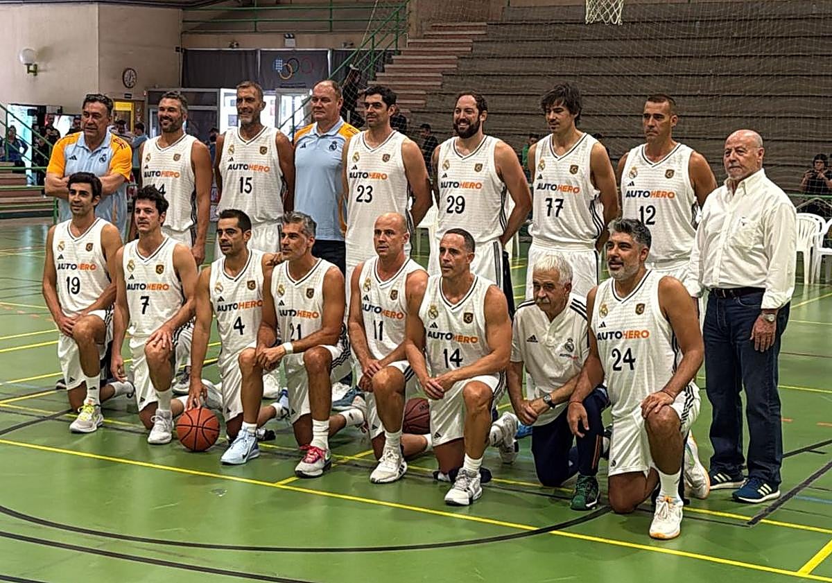 Imagen principal - Los Veteranos de Valladolid tutean y plantan cara a las Leyendas del Real Madrid