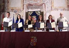 La consejera de Educación, Rocío Lucas (tercera por la izquierda), junto a los representantes sindicales.