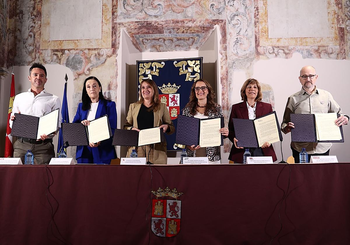 La consejera de Educación, Rocío Lucas (tercera por la izquierda), junto a los representantes sindicales.