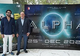 Jesús Julio Carnero, con Rishabh Chopra.