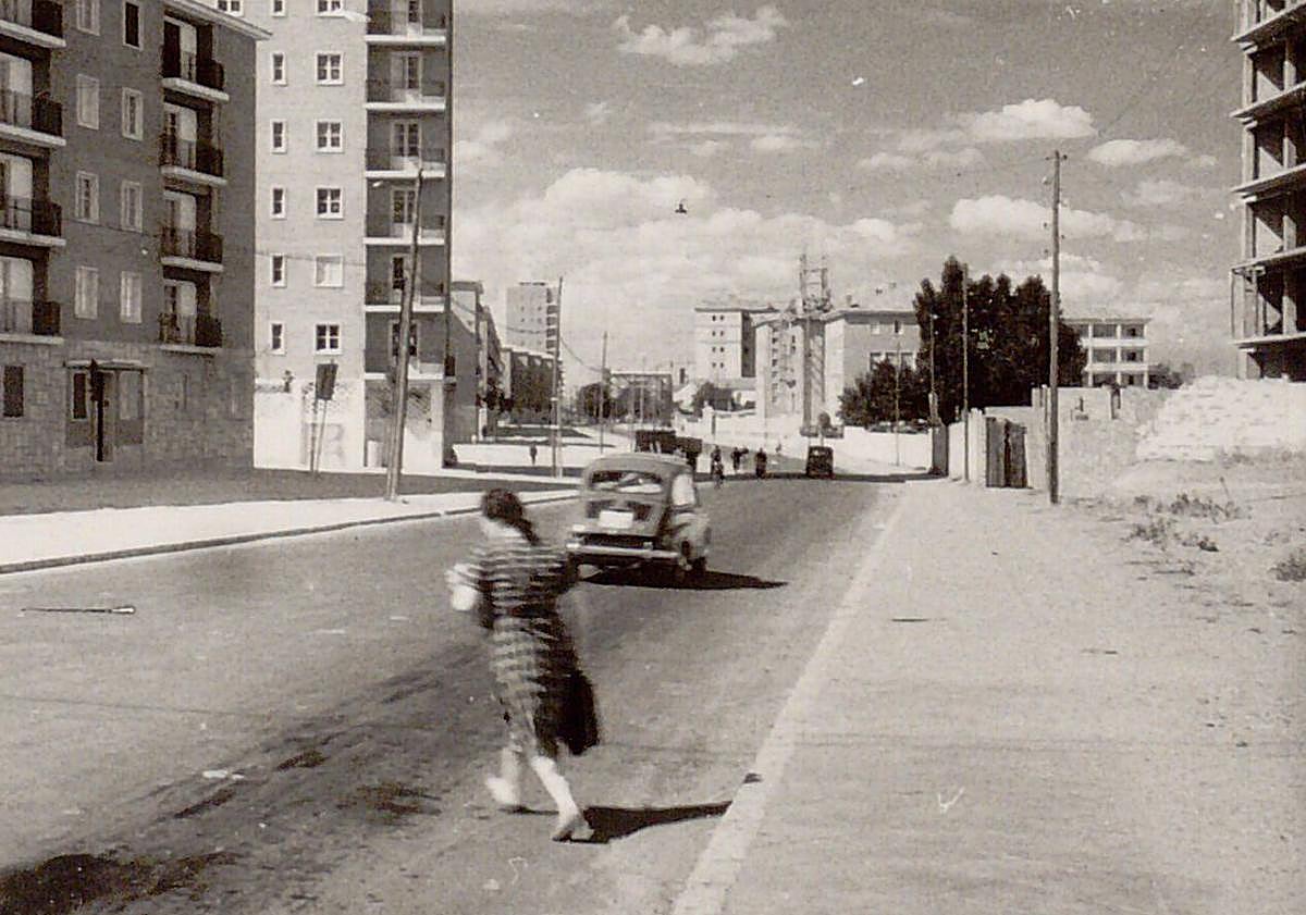Imagen principal - 1) Primeras viviendas del Cuatro de Marzo en 1960. 2) Paseo Zorrilla junto al barrio Cuatro de Marzo en los años 60. 3) El antiguo estadio José Zorrilla, donde ahora se encuentra El Corte Inglés, en las inmediaciones del Cuatro de Marzo.