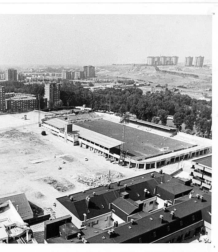 Imagen secundaria 2 - 1) Primeras viviendas del Cuatro de Marzo en 1960. 2) Paseo Zorrilla junto al barrio Cuatro de Marzo en los años 60. 3) El antiguo estadio José Zorrilla, donde ahora se encuentra El Corte Inglés, en las inmediaciones del Cuatro de Marzo.