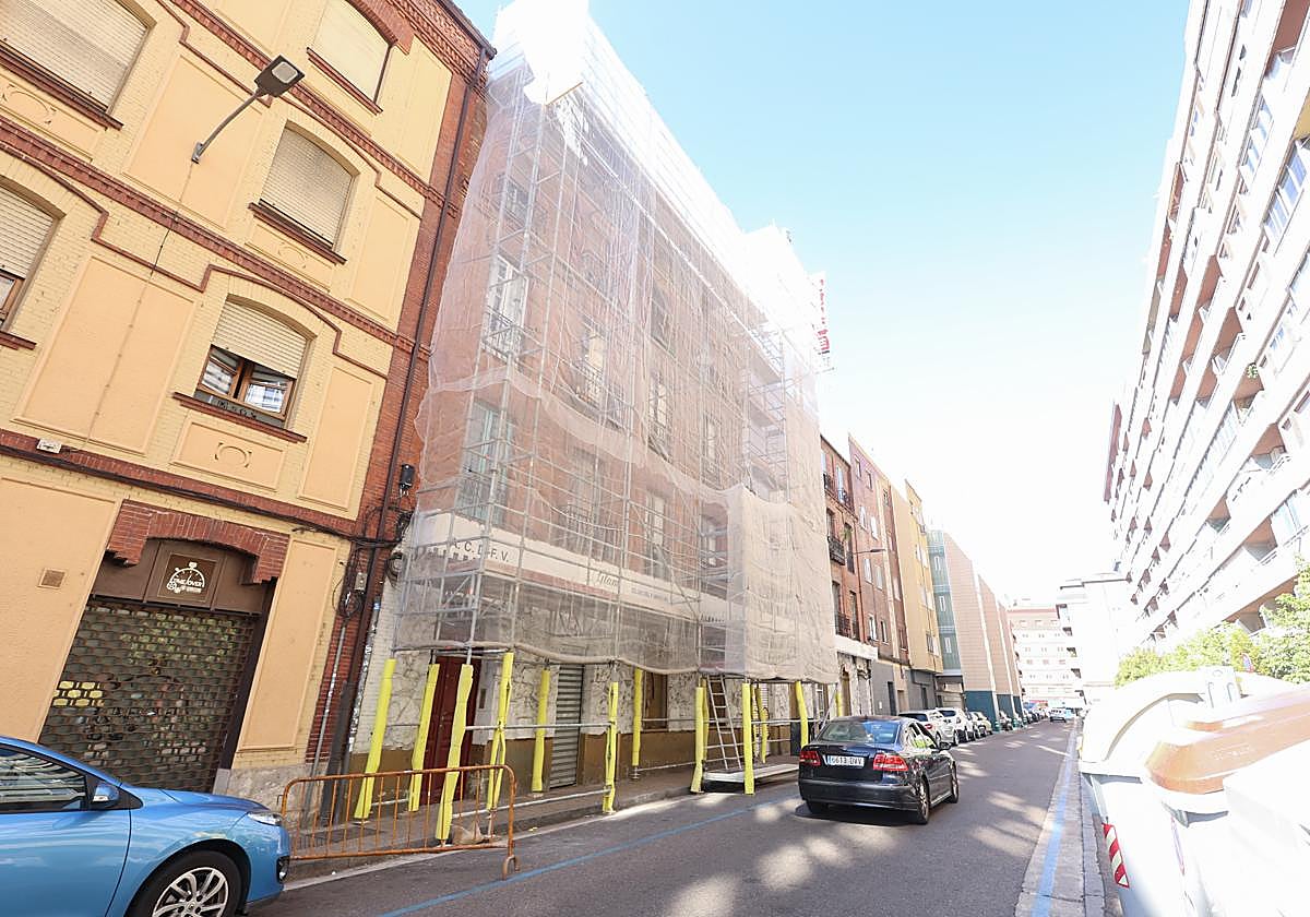 Exterior del edificio afectado por el incendio en la calle San José.