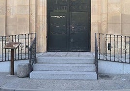 Acceso a la puerta de la iglesia. A la derecha falta una piedra semejante a la de la izquierda.
