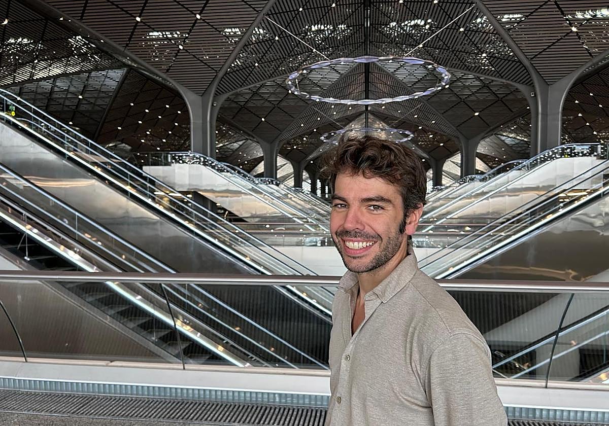 Javier García Hernández en la estación de tren de alta velocidad de Jeddah en la que trabaja