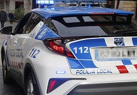 Un conductor de 80 años circula con una rueda pinchada y el parachoques desprendido