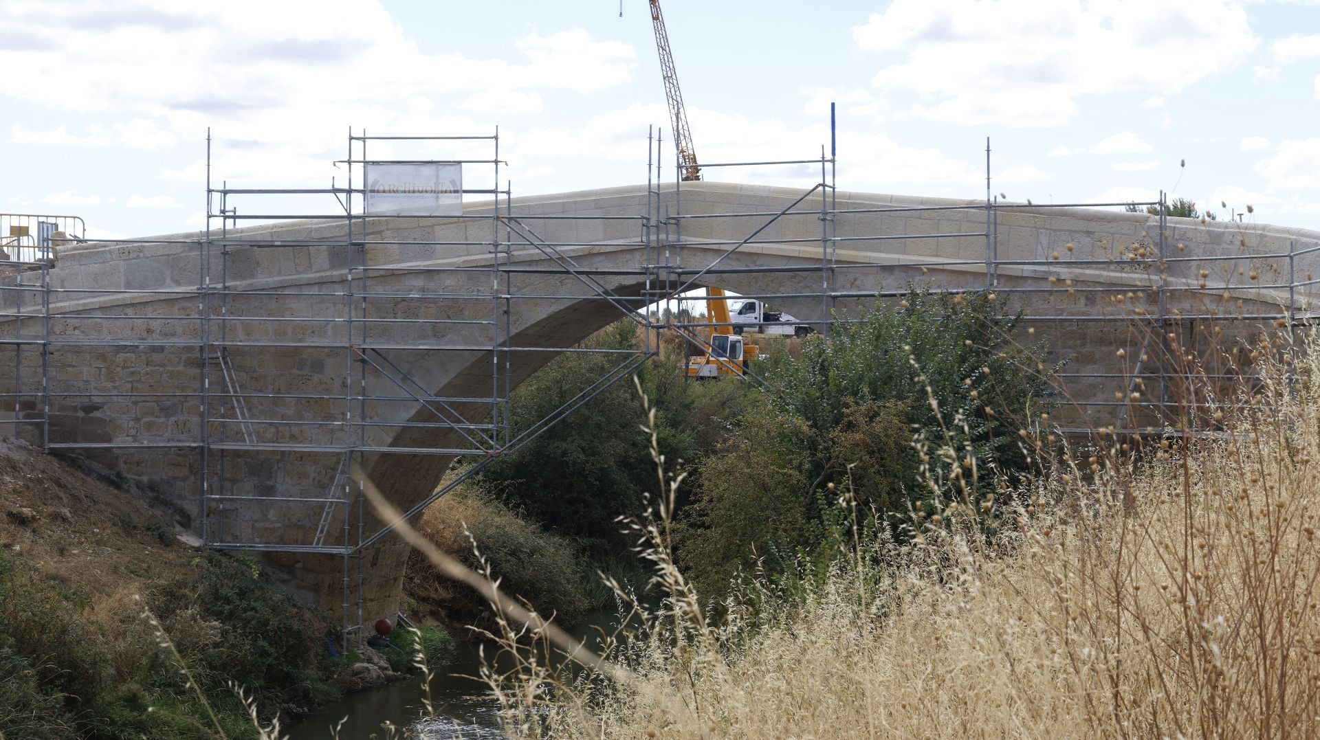 Así se repara el primer puente construido en el Canal de Castilla