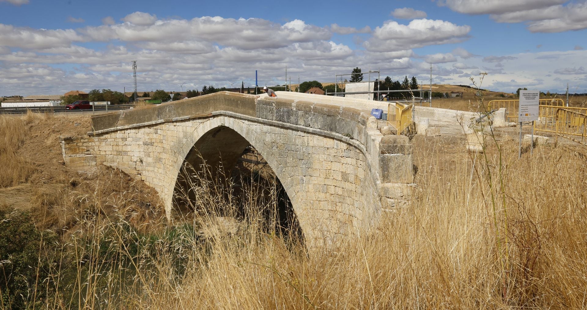 Así se repara el primer puente construido en el Canal de Castilla
