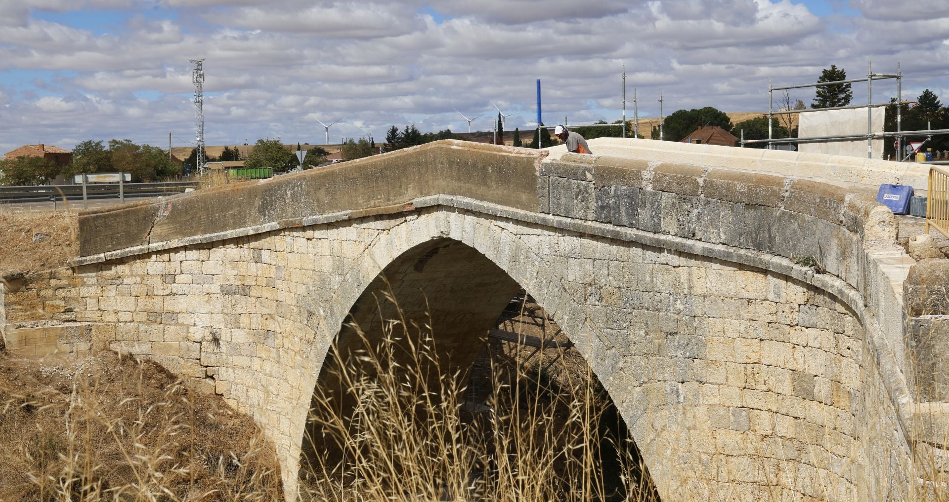 Así se repara el primer puente construido en el Canal de Castilla