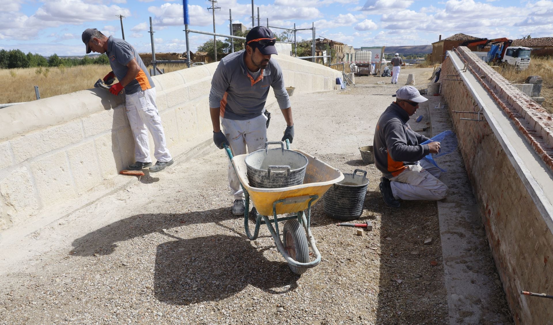 Así se repara el primer puente construido en el Canal de Castilla