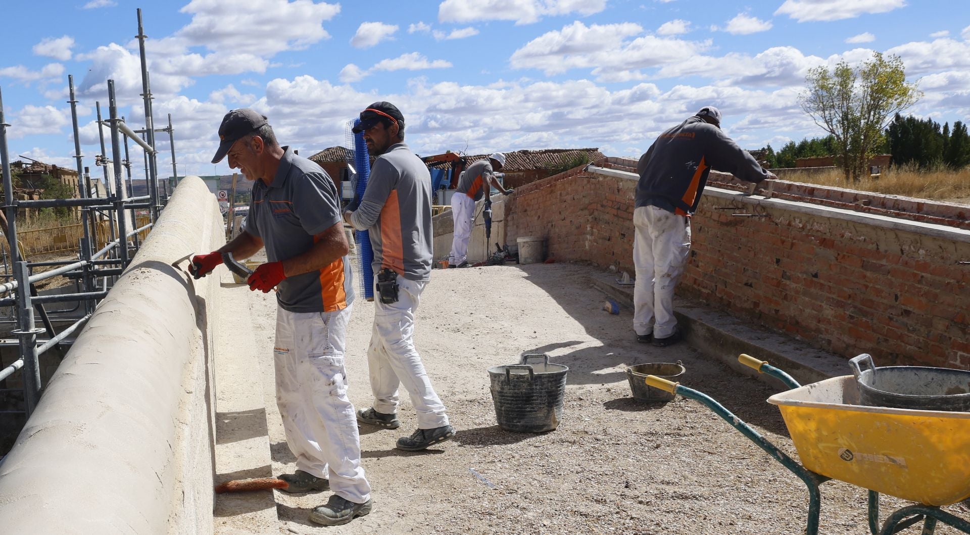 Así se repara el primer puente construido en el Canal de Castilla