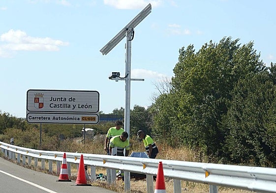 Instalación del radar de tramo en la carretera de Arévalo, hace unos días.