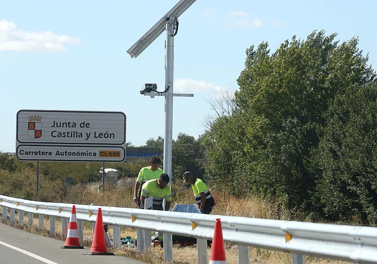 Instalación del radar de tramo en la carretera de Arévalo, hace unos días.