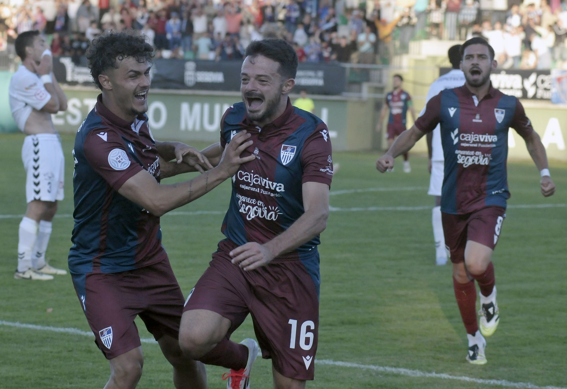 Iker y Samu Manchón celebran el gol de la victoria.