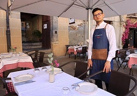 Un trabajador del Narizotas, junto a una mesa.