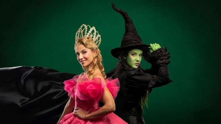 Cristina Llorente como Glinda, en primer término, y Cristina Picos, Elphaba, detrás.