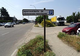 Acceso al aparcamiento de la calle Topacio que se urbanizará el año que viene.
