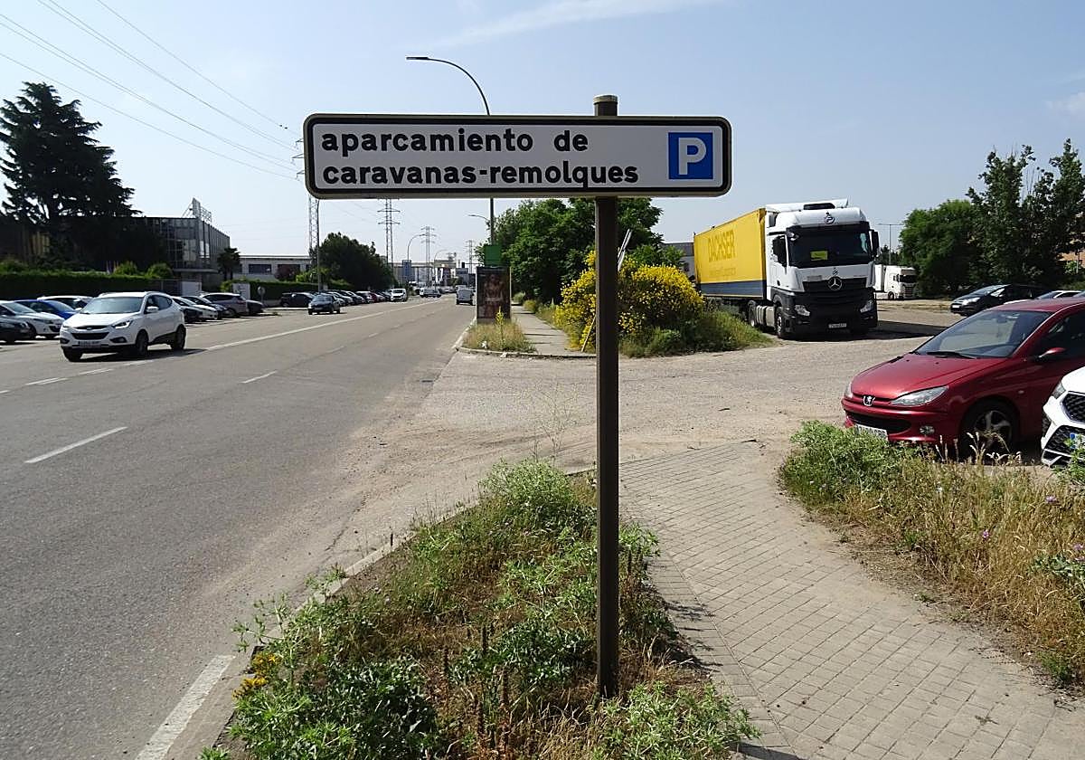 Acceso al aparcamiento de la calle Topacio que se urbanizará el año que viene.