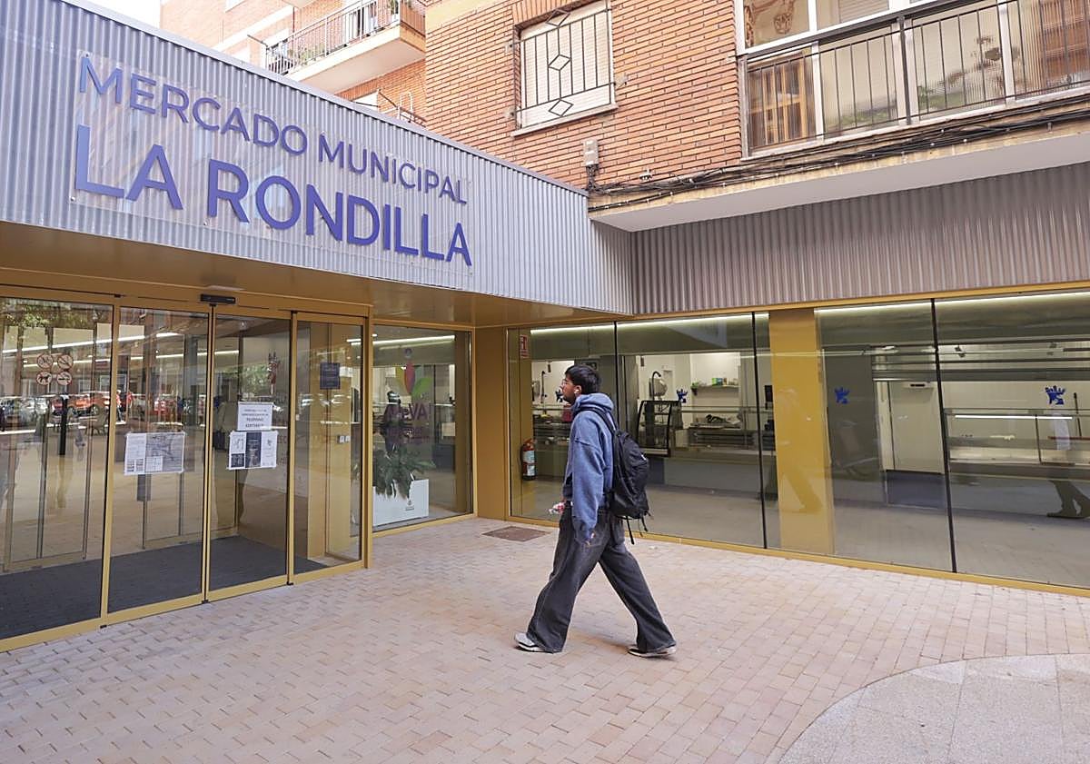 Imagen principal - La Rondilla reestrena su mercado: «Que se ocupen los puestos y no falten clientes»