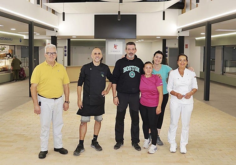 Los comerciantes Tomás Casero, Javier Serrada, Domingo García, Beatriz Álvarez, Ana Isabel Martín y Mariángeles Archiles, en el espacio central del mercado.
