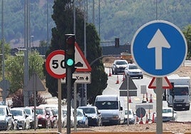 Operarios trabajan este martes por la mañana en la VA-20, a la altura del cruce de Michelin.