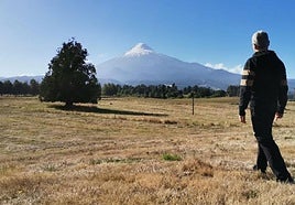 Alberto Reguera, observando el volcán Osorno de Chile durante su viaje.