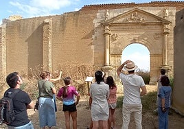 Participantes en una de las visitas, observan la bella fachada de las ruinas de la iglesia de San Juan.