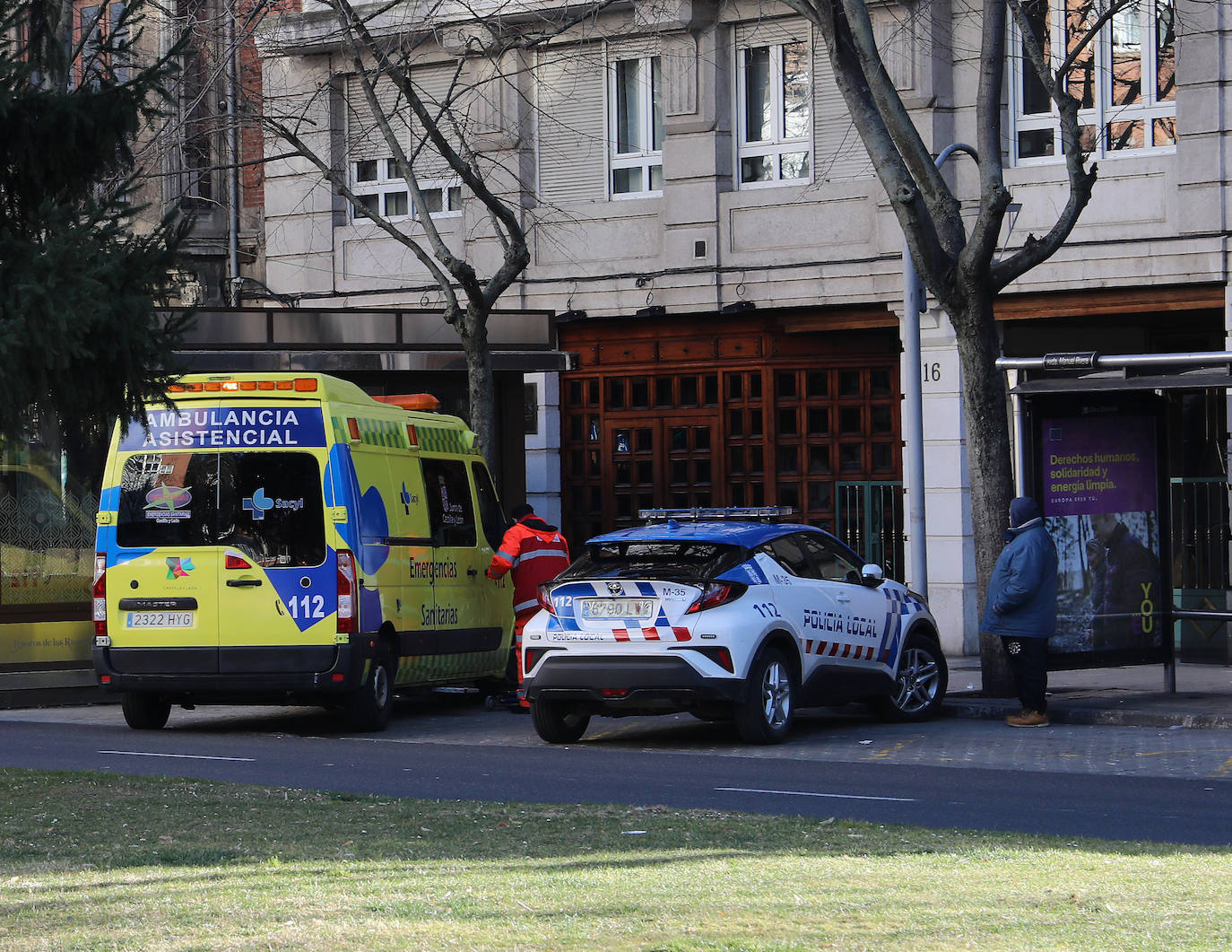 Ambulancia y Policía Local en una imagen de archivo.