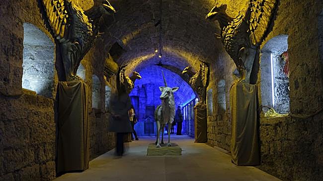 ¿En qué municipio está el Castillo Encantado, decorado con figuras creadas por el escultor Juan Villa?