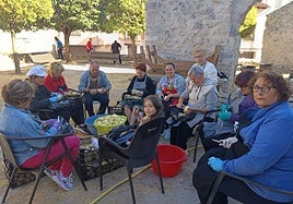 Pela de patatas en el barrio cuellarano de El Salvador.