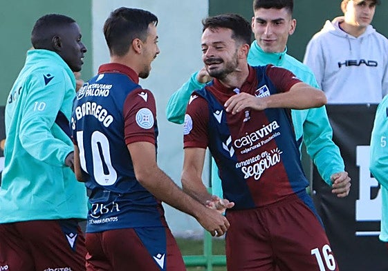 Javi Borrego y Samu Manchón celebran el gol conseguido ante la Sarriana.