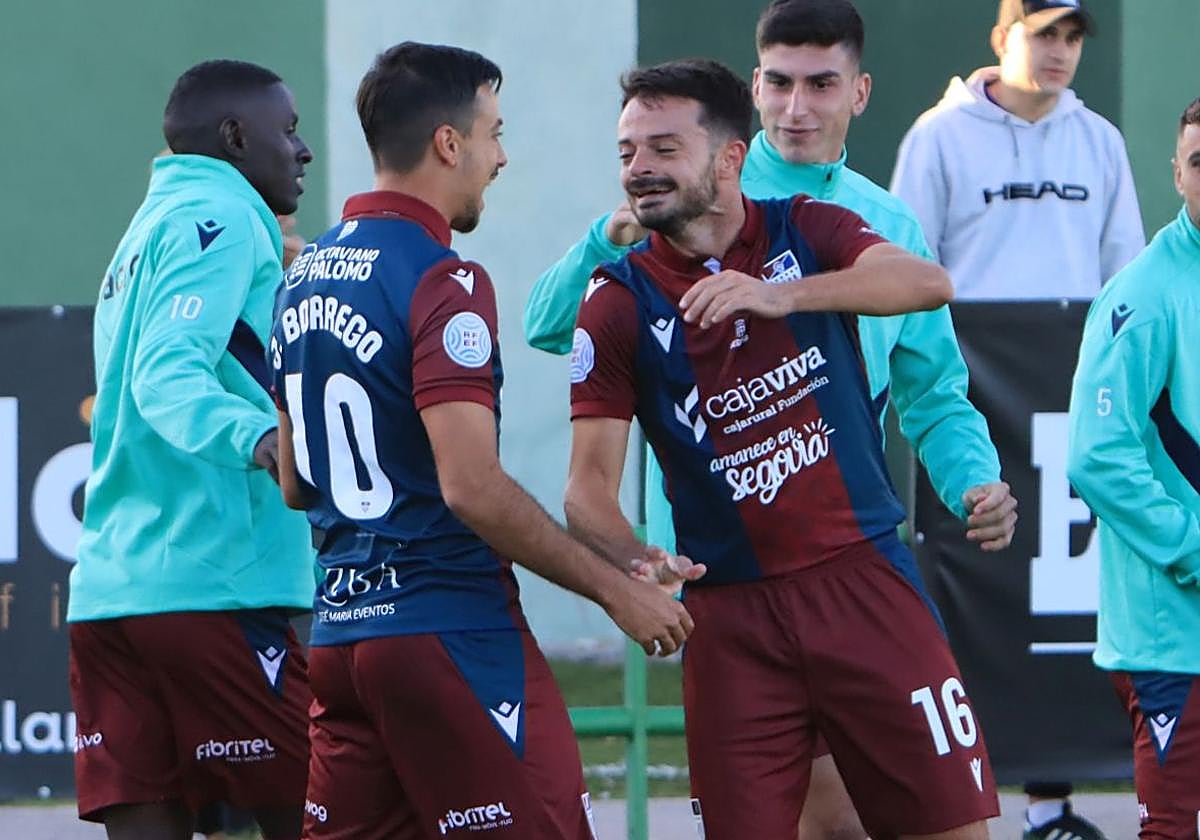 Javi Borrego y Samu Manchón celebran el gol conseguido ante la Sarriana.