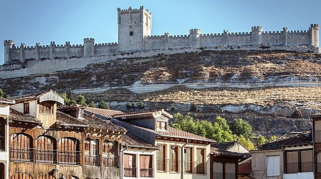 El castillo de Peñafiel se comenzó a levantar en el siglo X y durante esos siglos fue conquistado por Almanzor para después ser reconquistado por el conde...