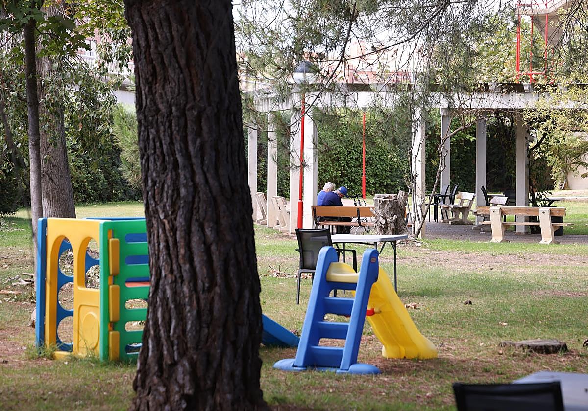 Dos ancianos descansan en el patio de la Residencia Pública Asistida de La Rubia