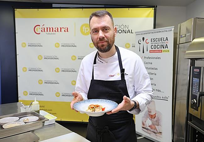 Raúl del Moral con su plato de trucha escabechada recién elaborado