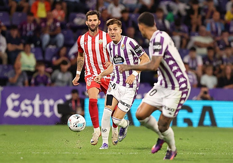 Alejo conecta con Marcos André en el partido ante el Almería.