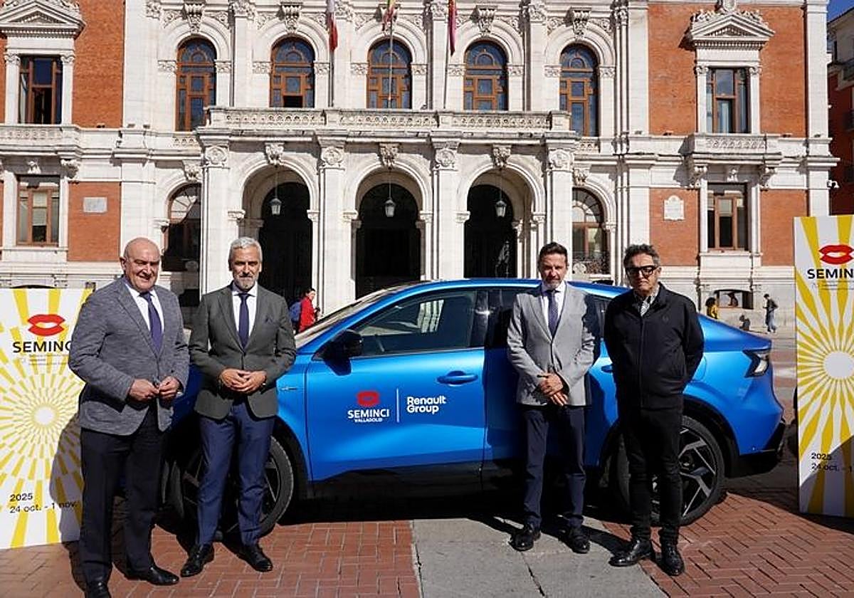 Presentación del acuerdo de patrocinio a las puertas del Ayuntamiento de Valladolid.