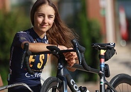 Lidia Castro posa con la indumentaria de la selección a la que representa este sábado en Kigali.