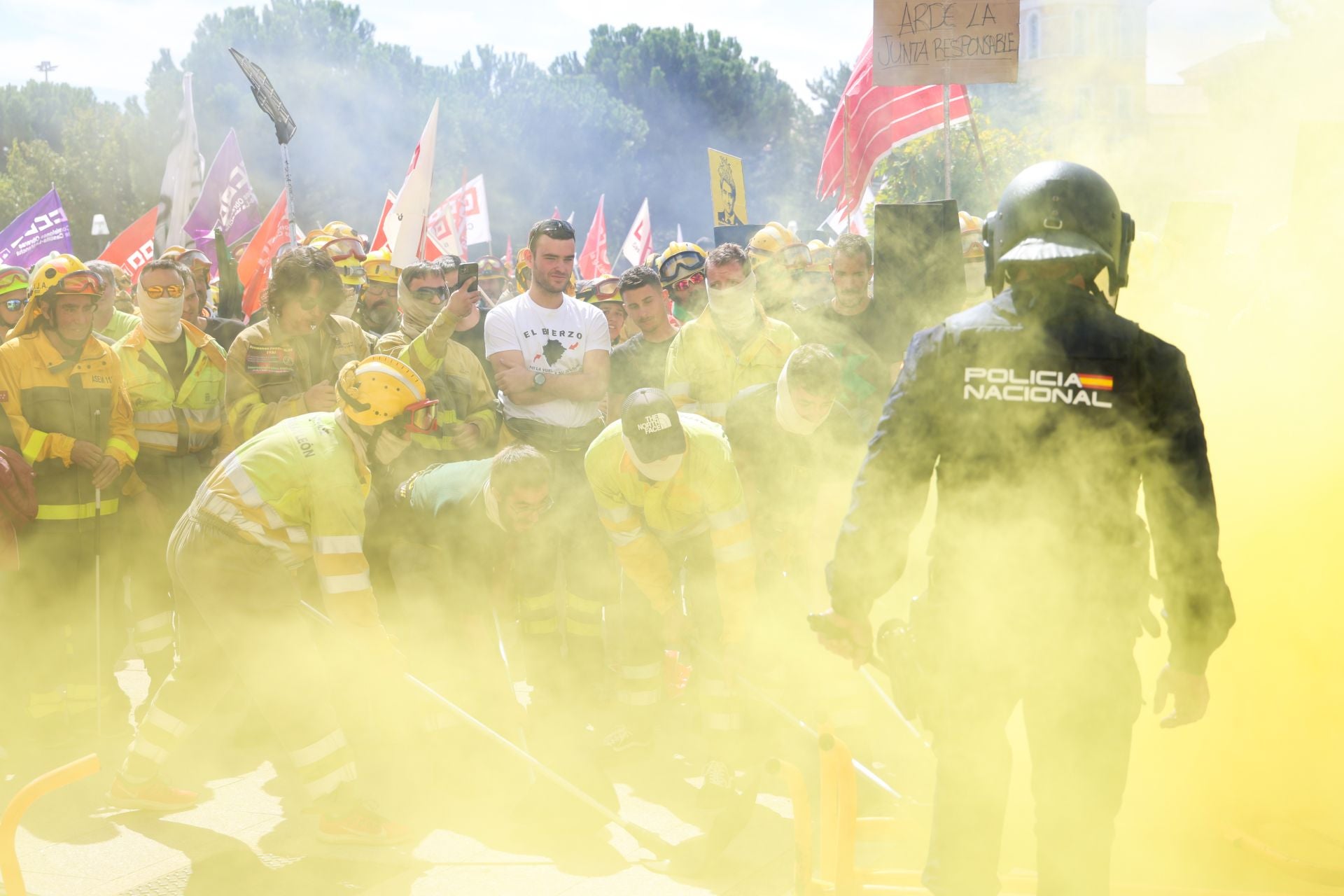 Las imágenes de la protesta de bomberos y forestales en Valladolid