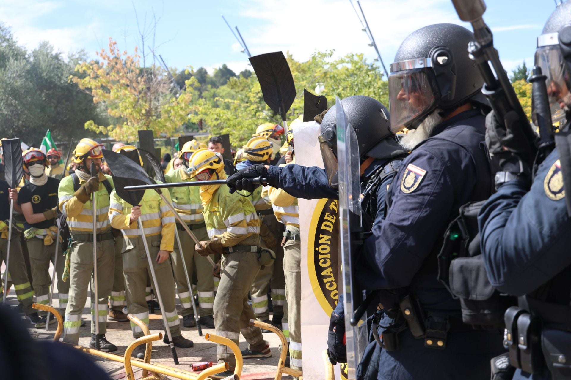 Las imágenes de la protesta de bomberos y forestales en Valladolid