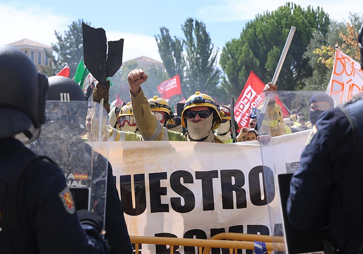 Las imágenes de la protesta de bomberos y forestales en Valladolid