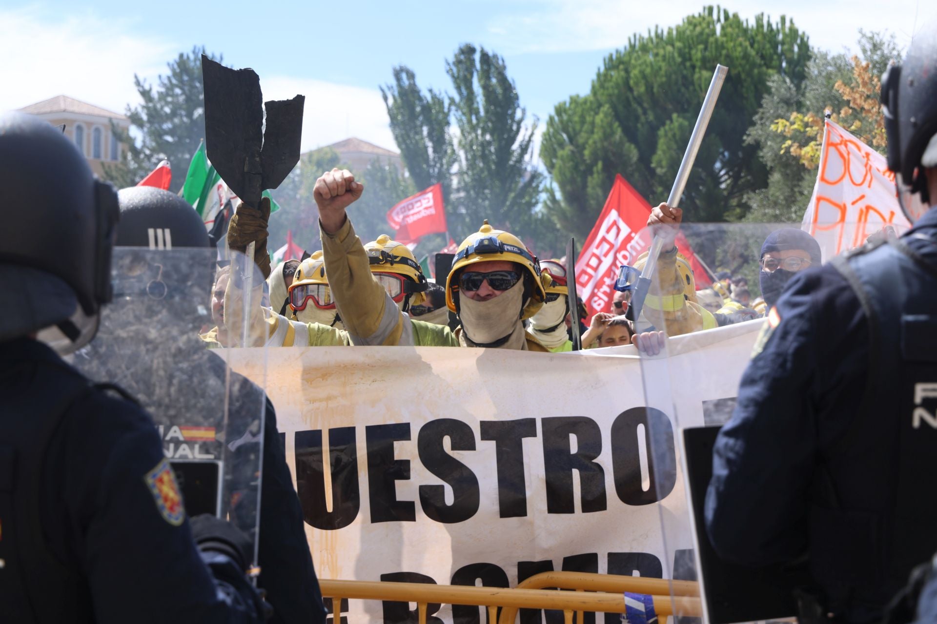 Las imágenes de la protesta de bomberos y forestales en Valladolid
